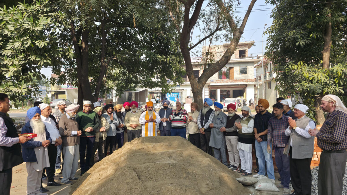 ਐਡਵੋਕੇਟ ਬਲਜੀਤ ਸਿੰਘ ਪਾਹੜਾ ਵੱਲੋਂ ਇੰਪਰੂਵਮੈਂਟ ਟਰੱਸਟ ਸਕੀਮ ਨੰਬਰ 1 ਦੀ ਚਾਰਦੀਵਾਰੀ ਦਾ ਰੱਖਿਆ ਨੀਂਹ ਪੱਥਰ