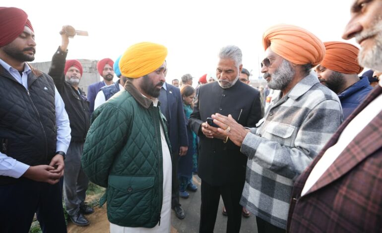 ਮੁੱਖ ਮੰਤਰੀ ਵੱਲੋਂ ਨਿਰਮਾਣ ਅਧੀਨ ਸੜਕਾਂ ਦੀ ਅਚਨਚੇਤ ਜਾਂਚ, ਸੜਕ ਵਿੱਚ ਖਾਮੀਆਂ ਦਾ ਪਤਾ ਲੱਗਣ ਤੋਂ ਬਾਅਦ ਠੇਕੇਦਾਰ ਵਿਰੁੱਧ ਕਾਰਨ ਦੱਸੋ ਨੋਟਿਸ ਜਾਰੀ ਅਤੇ ਅਦਾਇਗੀ ਰੋਕਣ ਦੇ ਹੁਕਮ