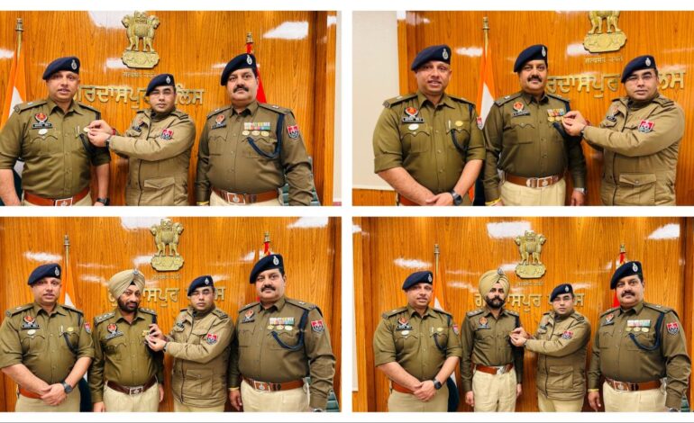ਐੱਸ.ਐੱਸ.ਪੀ. ਗੁਰਦਾਸਪੁਰ ਵੱਲੋਂ ਸ਼ਲਾਘਾਯੋਗ ਕਾਰਗੁਜ਼ਾਰੀ ਲਈ ਪੁਲਿਸ ਅਧਿਕਾਰੀ ਅਤੇ ਕਰਮਚਾਰੀ ਸਨਮਾਨਿਤ
