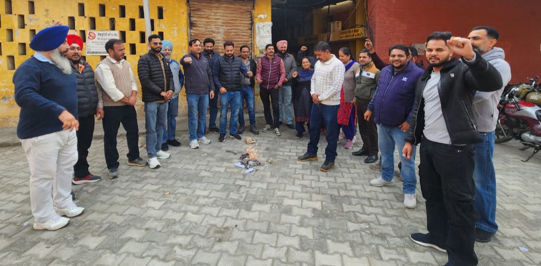 ਪੁਰਾਣੀ ਪੈਨਸ਼ਨ ਬਹਾਲੀ ਦੀ ਮੰਗ: ਮੁਲਾਜ਼ਮਾਂ ਨੇ ਆਗੂਆਂ ‘ਤੇ ਦਰਜ FIR ਦੀਆਂ ਕਾਪੀਆਂ ਸਾੜੀਆਂ, ਸੰਘਰਸ਼ ਤੇਜ਼ ਕਰਨ ਦੀ ਚੇਤਾਵਨੀ