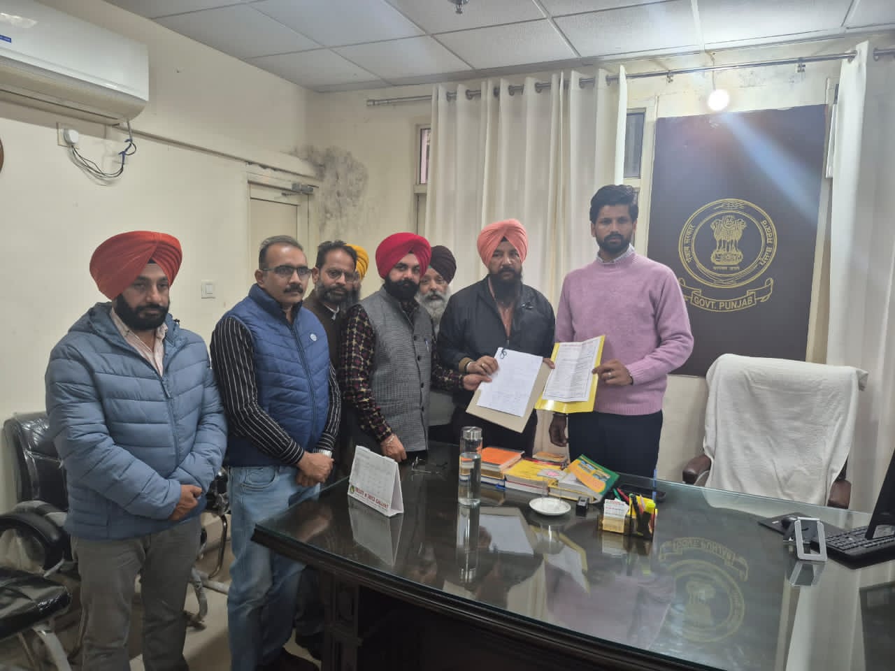 ਸਾਂਝੇ ਅਧਿਆਪਕ ਮੋਰਚੇ ਅਤੇ ਬੀਐਲਓ ਯੂਨੀਅਨ ਦਾ ਵਫਦ ਚੋਣਾਂ ਦੀਆਂ ਸਮੱਸਿਆ ਦੇ ਹੱਲ ਲਈ ਡੀਸੀ ਦਫਤਰ ਮਿਲਿਆ