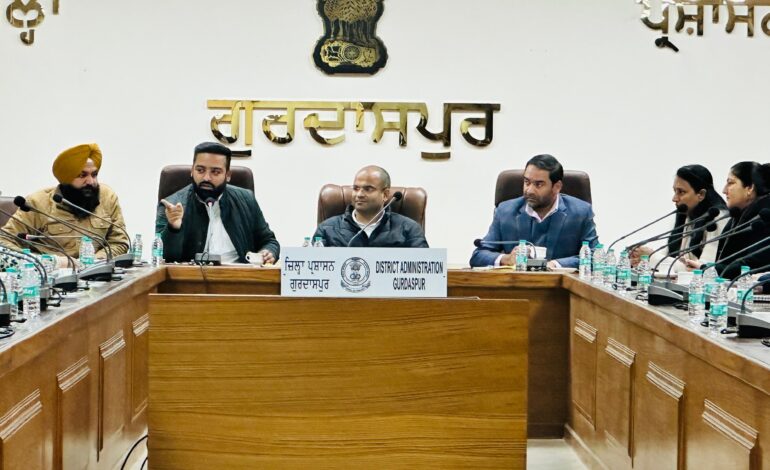 ਜ਼ਿਲ੍ਹਾ ਯੋਜਨਾ ਕਮੇਟੀ  ਦੇ ਚੇਅਰਮੈਨ ਜੋਬਨ ਰੰਧਾਵਾ ਵੱਲੋਂ ਅਹੁਦਾ ਸੰਭਾਲਣ ਤੋਂ ਬਾਅਦ ਅਧਿਕਾਰੀਆਂ ਨਾਲ ਪਲੇਠੀ ਮੀਟਿੰਗ- ਵਿਕਾਸ ਕਾਰਜਾਂ ਦੀ ਕੀਤੀ ਸਮੀਖਿਆ