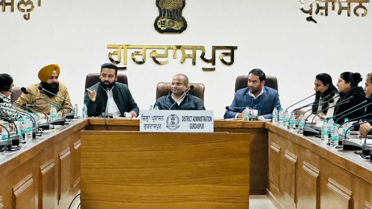 ਜ਼ਿਲ੍ਹਾ ਯੋਜਨਾ ਕਮੇਟੀ  ਦੇ ਚੇਅਰਮੈਨ ਜੋਬਨ ਰੰਧਾਵਾ ਵੱਲੋਂ ਅਹੁਦਾ ਸੰਭਾਲਣ ਤੋਂ ਬਾਅਦ ਅਧਿਕਾਰੀਆਂ ਨਾਲ ਪਲੇਠੀ ਮੀਟਿੰਗ- ਵਿਕਾਸ ਕਾਰਜਾਂ ਦੀ ਕੀਤੀ ਸਮੀਖਿਆ