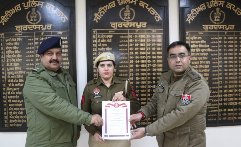 ਐਸਐਸਪੀ ਗੁਰਦਾਸਪੁਰ ਵੱਲੋਂ ਸ਼ਲਾਘਾਯੋਗ ਕਾਰਗੁਜ਼ਾਰੀ ਕਰਨ ਵਾਲੇ ਅਧਿਕਾਰੀਆਂ/ਕਰਮਚਾਰੀਆਂ ਨੂੰ ਕੀਤਾ  ਸਨਮਾਨਿਤ