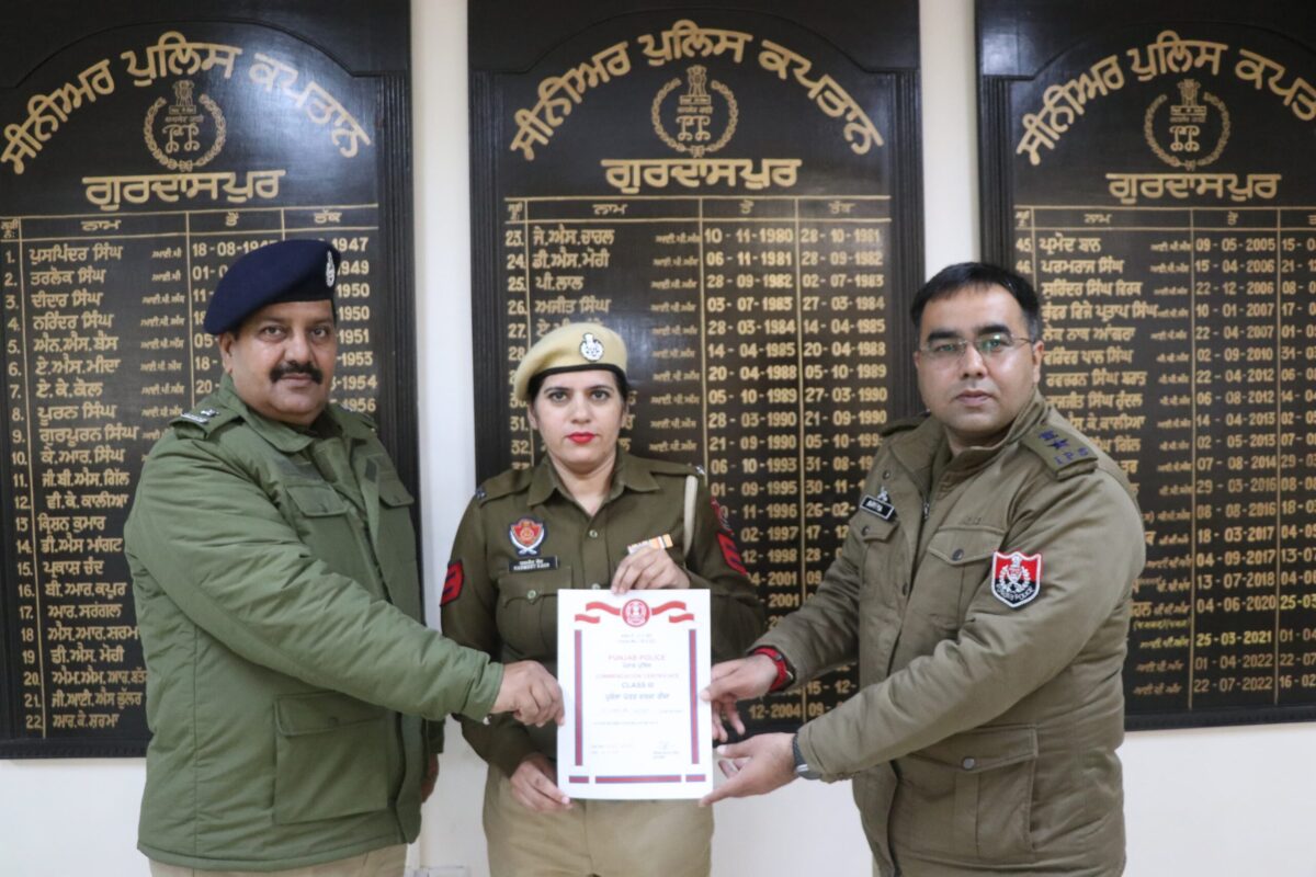 ਐਸਐਸਪੀ ਗੁਰਦਾਸਪੁਰ ਵੱਲੋਂ ਸ਼ਲਾਘਾਯੋਗ ਕਾਰਗੁਜ਼ਾਰੀ ਕਰਨ ਵਾਲੇ ਅਧਿਕਾਰੀਆਂ/ਕਰਮਚਾਰੀਆਂ ਨੂੰ ਕੀਤਾ  ਸਨਮਾਨਿਤ