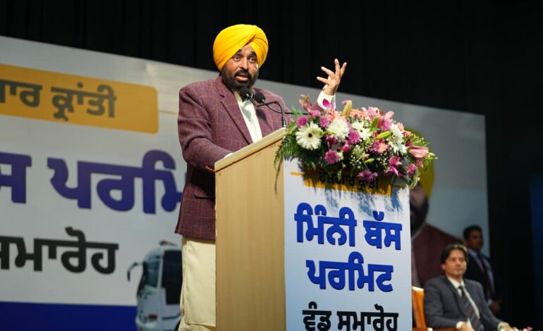 ਟਰਾਂਸਪੋਰਟ ਖੇਤਰ ਵਿੱਚ ਵੱਡੀਆਂ ਕੰਪਨੀਆਂ ਦੀ ਇਜਾਰੇਦਾਰੀ ਖ਼ਤਮ ਕਰਨ ਲਈ ਮੁੱਖ ਮੰਤਰੀ ਦਾ ਵੱਡਾ ਕਦਮ, ‘ਰੋਜ਼ਗਾਰ ਕ੍ਰਾਂਤੀ ਯੋਜਨਾ’ ਅਧੀਨ ਬੇਰੋਜ਼ਗਾਰ ਨੌਜਵਾਨਾਂ ਨੂੰ 505 ਮਿੰਨੀ ਬੱਸ ਪਰਮਿਟ ਸੌਂਪੇ