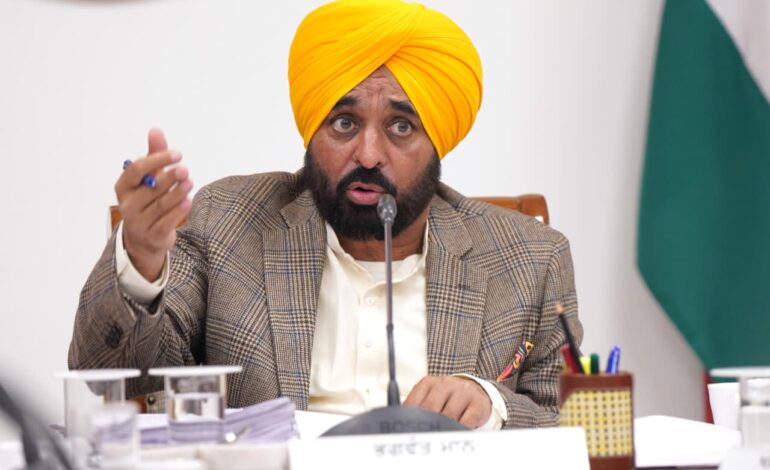 ਮੁੱਖ ਮੰਤਰੀ ਭਗਵੰਤ ਸਿੰਘ ਮਾਨ ਵੱਲੋਂ ਆਉਣ ਵਾਲੇ ਸਾਲਾਂ ਵਿੱਚ ਪੰਜਾਬ ਦੇ ਹਵਾਬਾਜ਼ੀ ਉਦਯੋਗ ਦਾ ਕੇਂਦਰ ਬਣਨ ਦੀ ਪੇਸ਼ੀਨਗੋਈ; ਪਟਿਆਲਾ ਫਲਾਇੰਗ ਕਲੱਬ ਵਿੱਚ ਏਅਰਕ੍ਰਾਫਟ ਇੰਜਨੀਅਰਾਂ ਨਾਲ ਕੀਤੀ ਗੱਲਬਾਤ