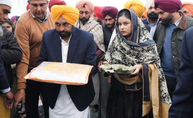 ਸ਼ਹੀਦੀ ਸਭਾ ਮੌਕੇ ਮੁੱਖ ਮੰਤਰੀ ਭਗਵੰਤ ਸਿੰਘ ਮਾਨ ਨੇ ਗੁਰਦੁਆਰਾ ਸ੍ਰੀ ਫ਼ਤਹਿਗੜ੍ਹ ਸਾਹਿਬ ਵਿਖੇ ਮੱਥਾ ਟੇਕਿਆ