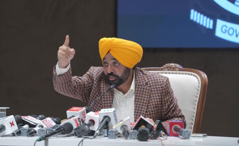 ਮੁੱਖ ਮੰਤਰੀ ਭਗਵੰਤ ਸਿੰਘ ਮਾਨ ਨੇ ਸ਼੍ਰੋਮਣੀ ਕਮੇਟੀ ਅਤੇ ਅਕਾਲੀ ਦਲ ਨੂੰ ਸ੍ਰੀ ਅਕਾਲ ਤਖ਼ਤ ਸਾਹਿਬ ਅਤੇ ਪੰਥ ਨੂੰ ਆਪਣੇ ਮਾੜੇ ਕੰਮਾਂ ਦੀ ਢਾਲ ਵਜੋਂ ਵਰਤਣ ਲਈ ਆੜੇ ਹੱਥੀਂ ਲਿਆ