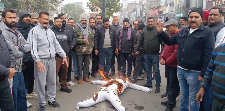 ਪੰਜਾਬ ਵਿੱਚ ਵਿਗੜ ਰਹੀ ਅਮਨ ਕਾਨੂੰਨ ਦੀ ਸਥਿਤੀ ਦੇ ਵਿਰੋਧ ਵਿੱਚ ਵਪਾਰ ਮੰਡਲ ਗੁਰਦਾਸਪੁਰ ਵੱਲੋਂ ਪੰਜਾਬ ਸਰਕਾਰ ਖਿਲਾਫ ਰੋਸ਼ ਪ੍ਰਦਰਸ਼ਨ