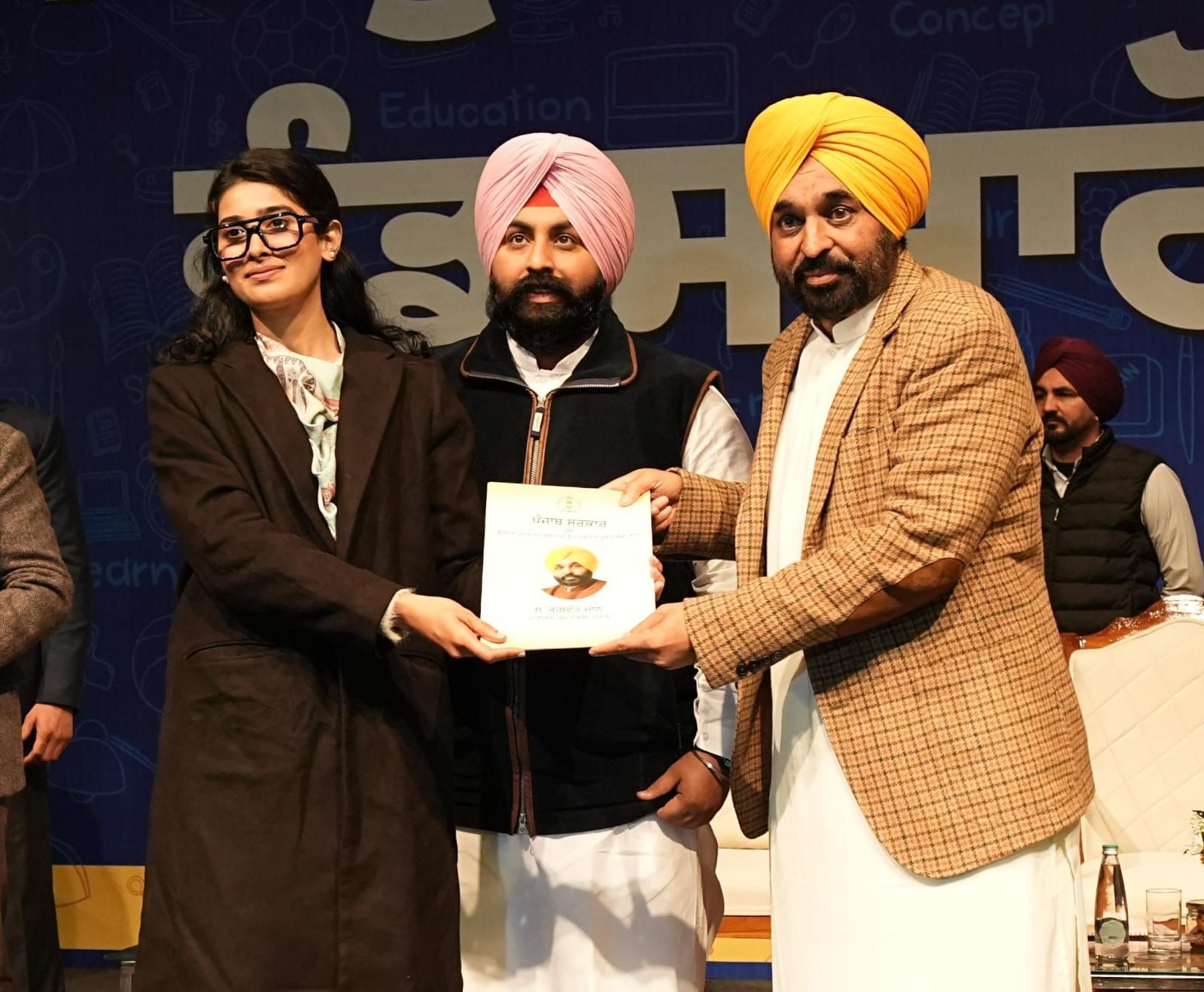 ਪੰਜਾਬ ਦੀਆਂ ਧੀਆਂ ਬਣਨਗੀਆਂ ਅਫ਼ਸਰ! ਮਾਨ ਸਰਕਾਰ ਦਾ 33% ਰਾਖਵਾਂਕਰਨ ਨਾਲ ਵੱਡਾ ਐਲਾਨ, ਧੀਆਂ  ਬਣਾਉਣਗੀਆਂ  ਰੰਗਲਾ ਪੰਜਾਬ