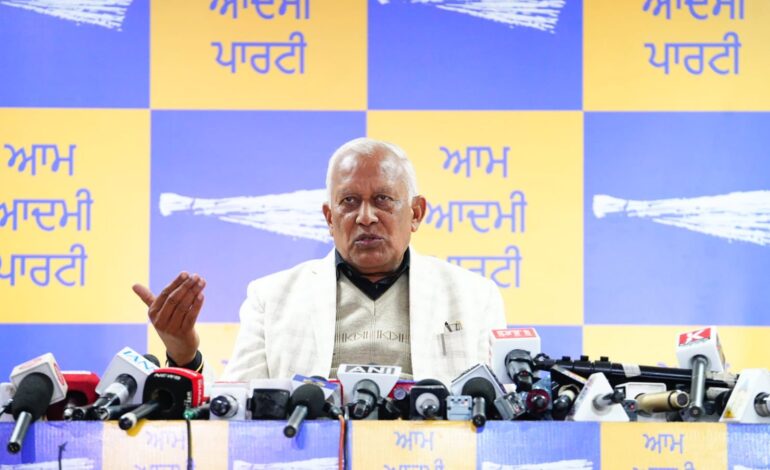 ਆਪ ਨੇ ਗੈਰ-ਕਾਨੂੰਨੀ ਨਵੇਂ ਸੈੱਸ ‘ਤੇ ਕਾਂਗਰਸ ਦੀ ਕੀਤੀ ਨਿੰਦਾ, ਪੰਜਾਬ ‘ਤੇ ਬੋਝ ਪਾਉਣ ਅਤੇ ਲੁੱਟਣ ਦੀ ਕਿਸੇ ਵੀ ਕੋਸ਼ਿਸ਼ ਵਿਰੁੱਧ ਲੜਨ ਦਾ ਲਿਆ ਪ੍ਰਣ