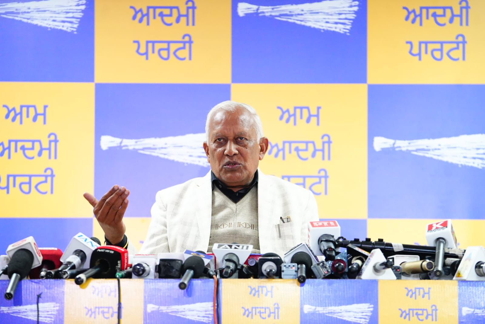 ਆਪ ਨੇ ਗੈਰ-ਕਾਨੂੰਨੀ ਨਵੇਂ ਸੈੱਸ ‘ਤੇ ਕਾਂਗਰਸ ਦੀ ਕੀਤੀ ਨਿੰਦਾ, ਪੰਜਾਬ ‘ਤੇ ਬੋਝ ਪਾਉਣ ਅਤੇ ਲੁੱਟਣ ਦੀ ਕਿਸੇ ਵੀ ਕੋਸ਼ਿਸ਼ ਵਿਰੁੱਧ ਲੜਨ ਦਾ ਲਿਆ ਪ੍ਰਣ