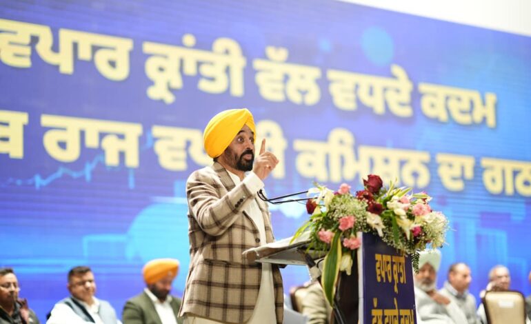 ਅਰਵਿੰਦ ਕੇਜਰੀਵਾਲ ਅਤੇ ਮੁੱਖ ਮੰਤਰੀ ਭਗਵੰਤ ਸਿੰਘ ਮਾਨ ਵੱਲੋਂ ਪੰਜਾਬ ਦੇ ਵਪਾਰੀਆਂ ਅਤੇ ਦੁਕਾਨਦਾਰਾਂ ਨਾਲ ਮੁਲਾਕਾਤ; ਕਿਹਾ, ਹੁਣ ਉਨ੍ਹਾਂ ਨੂੰ ਦਫ਼ਤਰਾਂ ਦੇ ਗੇੜੇ ਲਾਉਣ ਦੀ ਲੋੜ ਨਹੀਂ; ‘ਆਪ’ ਸਰਕਾਰ ਖੁਦ ਉਨ੍ਹਾਂ ਤੱਕ ਪਹੁੰਚ ਕਰੇਗੀ