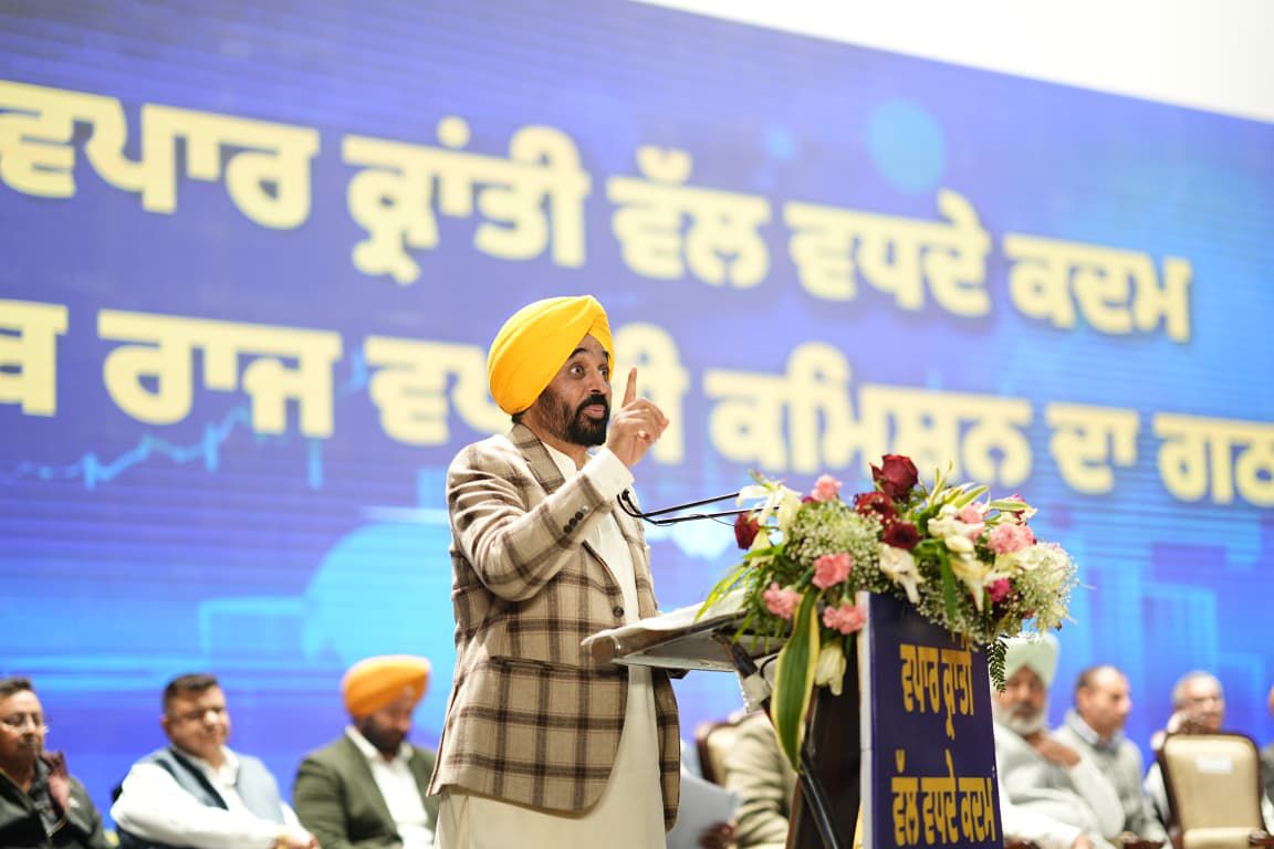 ਅਰਵਿੰਦ ਕੇਜਰੀਵਾਲ ਅਤੇ ਮੁੱਖ ਮੰਤਰੀ ਭਗਵੰਤ ਸਿੰਘ ਮਾਨ ਵੱਲੋਂ ਪੰਜਾਬ ਦੇ ਵਪਾਰੀਆਂ ਅਤੇ ਦੁਕਾਨਦਾਰਾਂ ਨਾਲ ਮੁਲਾਕਾਤ; ਕਿਹਾ, ਹੁਣ ਉਨ੍ਹਾਂ ਨੂੰ ਦਫ਼ਤਰਾਂ ਦੇ ਗੇੜੇ ਲਾਉਣ ਦੀ ਲੋੜ ਨਹੀਂ; ‘ਆਪ’ ਸਰਕਾਰ ਖੁਦ ਉਨ੍ਹਾਂ ਤੱਕ ਪਹੁੰਚ ਕਰੇਗੀ