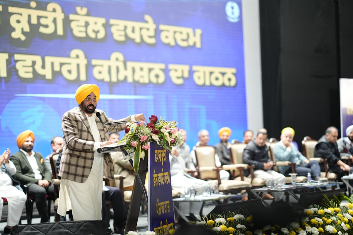 ਅਰਵਿੰਦ ਕੇਜਰੀਵਾਲ ਅਤੇ ਮੁੱਖ ਮੰਤਰੀ ਭਗਵੰਤ ਸਿੰਘ ਮਾਨ ਵੱਲੋਂ ਪੰਜਾਬ ਦੇ ਵਪਾਰੀਆਂ ਅਤੇ ਦੁਕਾਨਦਾਰਾਂ ਨਾਲ ਮੁਲਾਕਾਤ; ਕਿਹਾ, ਹੁਣ ਉਨ੍ਹਾਂ ਨੂੰ ਦਫ਼ਤਰਾਂ ਦੇ ਗੇੜੇ ਲਾਉਣ ਦੀ ਲੋੜ ਨਹੀਂ; ‘ਆਪ’ ਸਰਕਾਰ ਖੁਦ ਉਨ੍ਹਾਂ ਤੱਕ ਪਹੁੰਚ ਕਰੇਗੀ