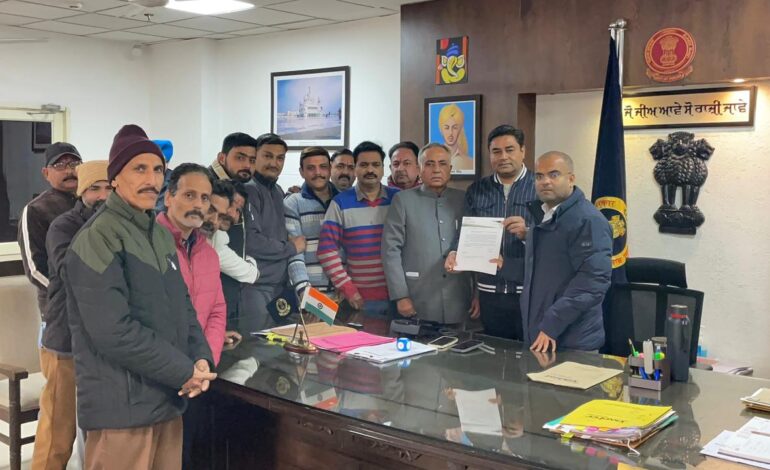ਸਤਿਗੁਰੂ ਸ੍ਰੀ ਬਾਵਾ ਲਾਲਾ ਜੀ ਦੇ ਜਨਮ ਦਿਹਾੜੇ ‘ਤੇ ਜਿਲ੍ਹਾ ਪੱਧਰੀ ਛੁੱਟੀ ਦੀ ਮੰਗ ਸਬੰਧੀ ਰਮਨ ਬਹਿਲ ਦੀ ਅਗਵਾਈ ਹੇਠ ਸੇਵਕਾਂ ਨੇ ਡਿਪਟੀ ਕਮਿਸ਼ਨਰ ਨੂੰ ਦਿੱਤਾ ਮੰਗ ਪੱਤਰ