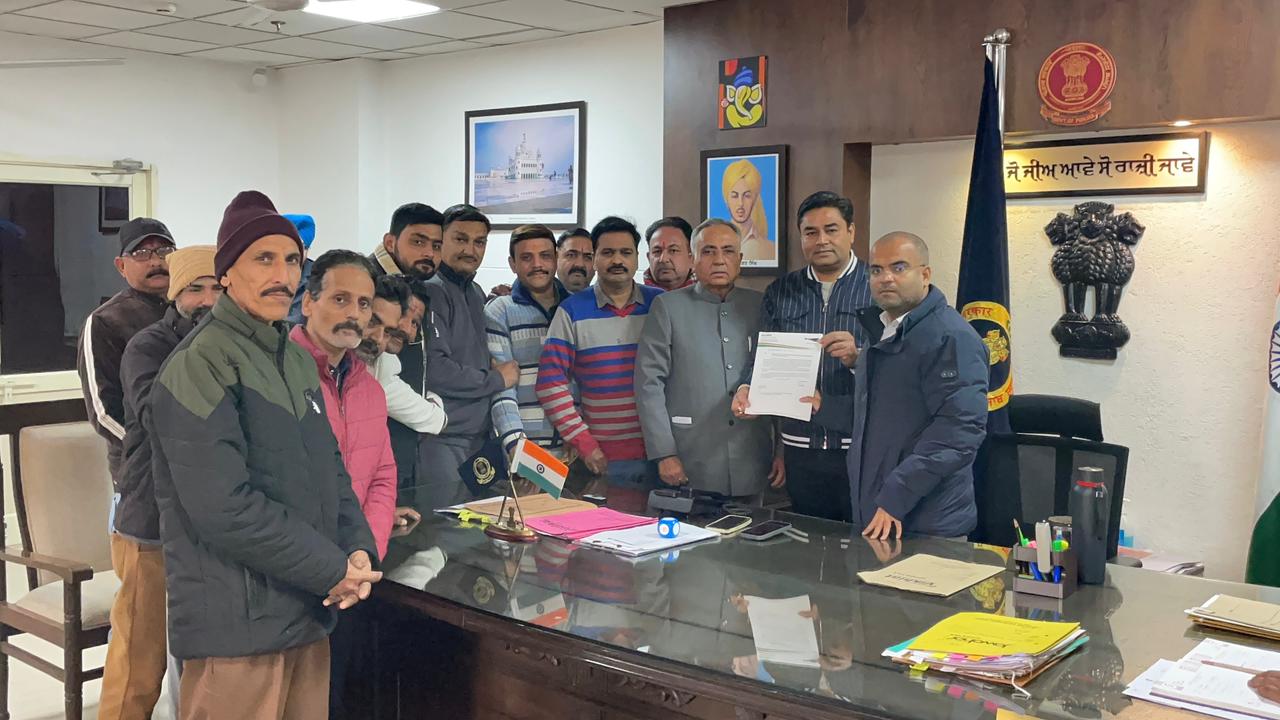 ਸਤਿਗੁਰੂ ਸ੍ਰੀ ਬਾਵਾ ਲਾਲਾ ਜੀ ਦੇ ਜਨਮ ਦਿਹਾੜੇ ‘ਤੇ ਜਿਲ੍ਹਾ ਪੱਧਰੀ ਛੁੱਟੀ ਦੀ ਮੰਗ ਸਬੰਧੀ ਰਮਨ ਬਹਿਲ ਦੀ ਅਗਵਾਈ ਹੇਠ ਸੇਵਕਾਂ ਨੇ ਡਿਪਟੀ ਕਮਿਸ਼ਨਰ ਨੂੰ ਦਿੱਤਾ ਮੰਗ ਪੱਤਰ