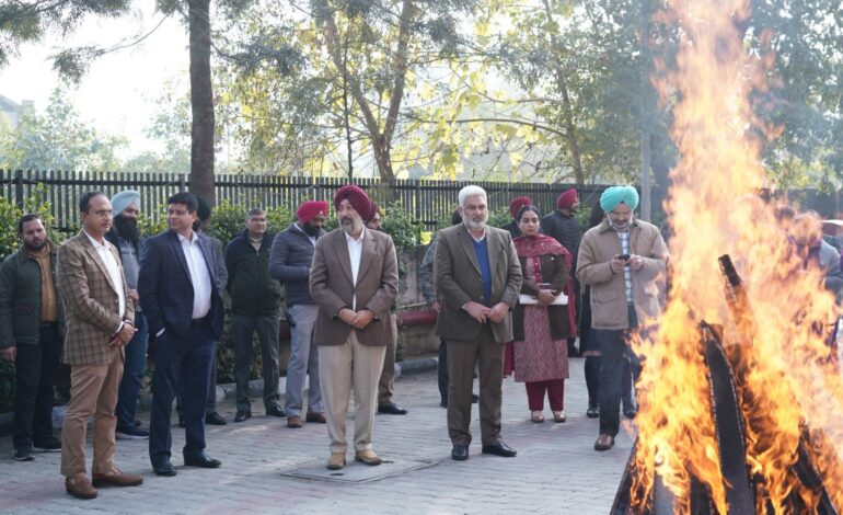 ਲਾਲ ਚੰਦ ਕਟਾਰੂਚੱਕ ਅਨਾਜ ਭਵਨ ਵਿਖੇ ਲੋਹੜੀ ਦੇ ਜਸ਼ਨ ਵਿੱਚ ਸ਼ਾਮਲ ਹੋਏ