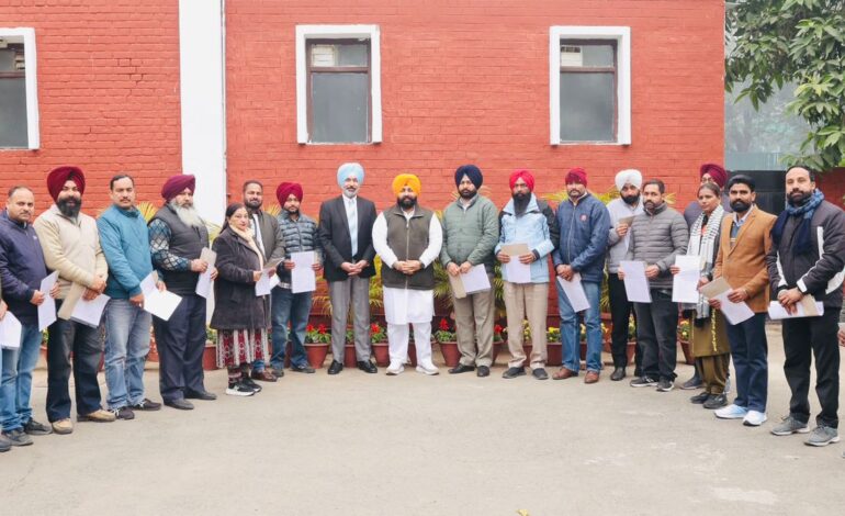 ਹਰਜੋਤ ਸਿੰਘ ਬੈਂਸ ਨੇ ਪੰਜਾਬ ਸਕੂਲ ਸਿੱਖਿਆ ਬੋਰਡ ਦੇ 21 ਕੱਚੇ ਕਰਮਚਾਰੀਆਂ ਨੂੰ ਰੈਗੂਲਰਾਈਜ਼ੇਸ਼ਨ ਸਰਟੀਫ਼ਿਕੇਟ ਸੌਂਪੇ