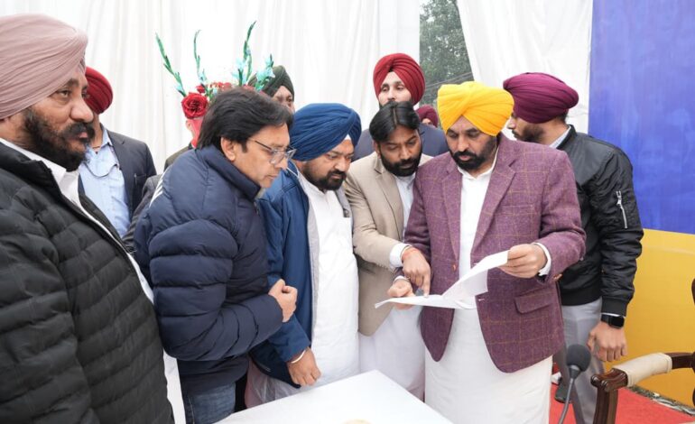 ਕੜਾਕੇ ਦੀ ਠੰਢ ਦੇ ਬਾਵਜੂਦ ਮੁੱਖ ਮੰਤਰੀ ਭਗਵੰਤ ਸਿੰਘ ਮਾਨ ਵੱਲੋਂ ਜਲੰਧਰ ਵਿੱਚ ਲੋਕ ਮਿਲਣੀ, ਕਿਹਾl ਲੋਕ ਮਿਲਣੀਆਂ ਪੰਜਾਬ ਦੇ ਵਿਕਾਸ ਨੂੰ ਤੇਜ਼ ਕਰਨ ਲਈ ਪ੍ਰੇਰਕ ਦਾ ਕੰਮ ਕਰਨਗੀਆਂ