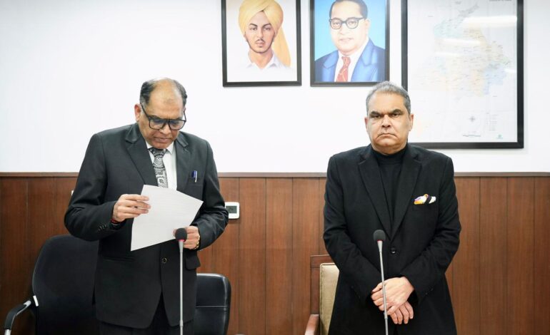 ਕੈਬਨਿਟ ਮੰਤਰੀ ਸੰਜੀਵ ਅਰੋੜਾ ਨੇ ਪੰਜਾਬ ਰਾਜ ਬਿਜਲੀ ਰੈਗੂਲੇਟਰੀ ਕਮਿਸ਼ਨ ਦੇ ਨਵ-ਨਿਯੁਕਤ ਮੈਂਬਰ ਨੂੰ ਸਹੁੰ ਚੁਕਾਈ