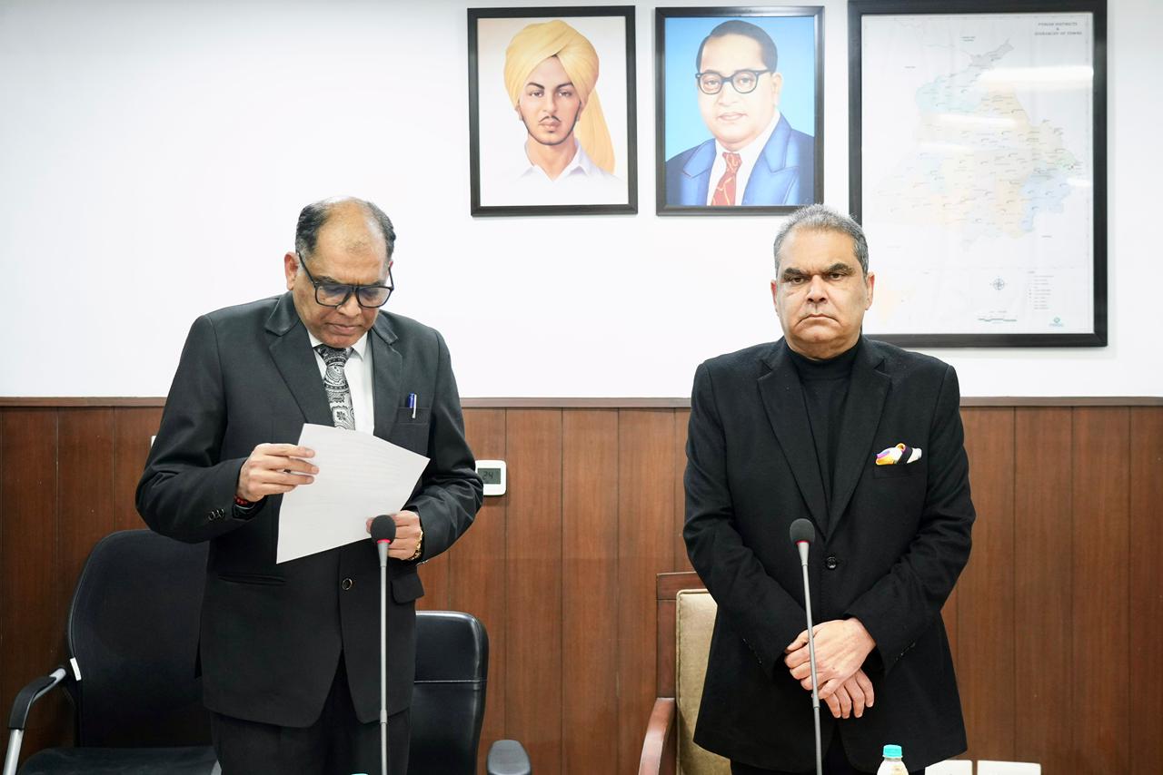 ਕੈਬਨਿਟ ਮੰਤਰੀ ਸੰਜੀਵ ਅਰੋੜਾ ਨੇ ਪੰਜਾਬ ਰਾਜ ਬਿਜਲੀ ਰੈਗੂਲੇਟਰੀ ਕਮਿਸ਼ਨ ਦੇ ਨਵ-ਨਿਯੁਕਤ ਮੈਂਬਰ ਨੂੰ ਸਹੁੰ ਚੁਕਾਈ