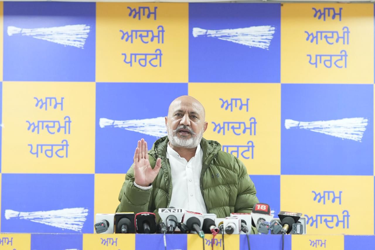 ਰਵਨੀਤ ਬਿੱਟੂ ਨੇ ਖੁਦ ਮੰਨਿਆ ਕਿ ਬਾਦਲਾਂ ਨਾਲ ਗਠਜੋੜ ਦਾ ਮਤਲਬ ਪੰਜਾਬ ਵਿੱਚ ਨਸ਼ਿਆਂ ਅਤੇ ਗੈਂਗਸਟਰਵਾਦ ਦੀ ਵਾਪਸੀ: ਆਪ