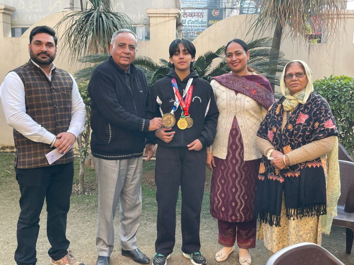 ਰਮਨ ਬਹਿਲ ਨੇ ਨੈਸ਼ਨਲ ਖਿਡਾਰਣ ਜੂਡੋ ਕਰਾਟੇ ਸੀਰਤ ਲੂਣਾ ਨੂੰ ਸਨਮਾਨਿਤ ਕੀਤਾ