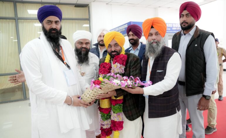 ਪੰਜਾਬ ਦੇ ਮੁੱਖ ਮੰਤਰੀ ਭਗਵੰਤ ਸਿੰਘ ਮਾਨ ਨੇ ਸ੍ਰੀ ਨਾਂਦੇੜ ਸਾਹਿਬ ਵਿਖੇ ਮੱਥਾ ਟੇਕਿਆ; ਕਿਹਾ, ਪੰਜਾਬ ਸਰਕਾਰ ਨਾਂਦੇੜ ਸਾਹਿਬ ਨੂੰ ਪਵਿੱਤਰ ਸ਼ਹਿਰ ਦਾ ਦਰਜਾ ਦੇਣ ਦੀ ਮੰਗ ਮਹਾਰਾਸ਼ਟਰ ਸਰਕਾਰ ਕੋਲ ਉਠਾਏਗੀ