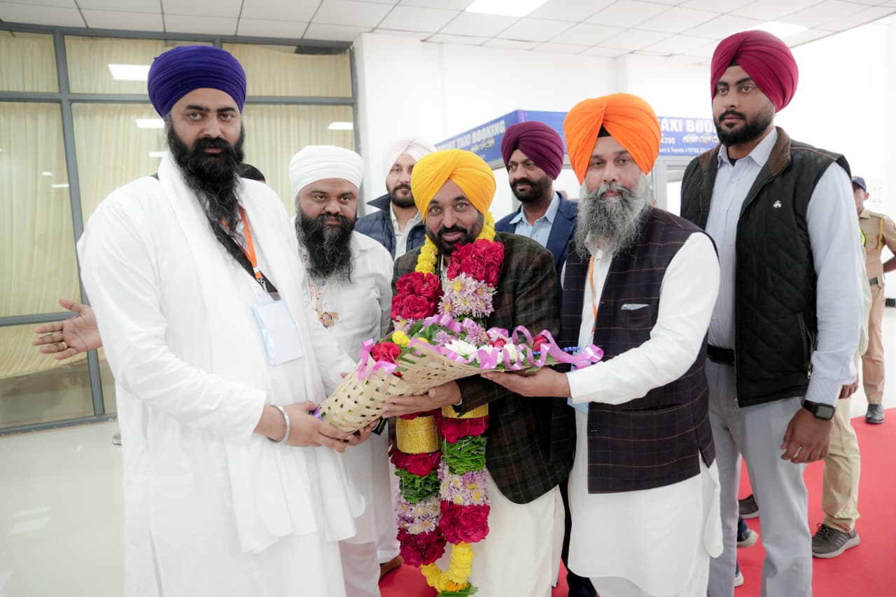 ਪੰਜਾਬ ਦੇ ਮੁੱਖ ਮੰਤਰੀ ਭਗਵੰਤ ਸਿੰਘ ਮਾਨ ਨੇ ਸ੍ਰੀ ਨਾਂਦੇੜ ਸਾਹਿਬ ਵਿਖੇ ਮੱਥਾ ਟੇਕਿਆ; ਕਿਹਾ, ਪੰਜਾਬ ਸਰਕਾਰ ਨਾਂਦੇੜ ਸਾਹਿਬ ਨੂੰ ਪਵਿੱਤਰ ਸ਼ਹਿਰ ਦਾ ਦਰਜਾ ਦੇਣ ਦੀ ਮੰਗ ਮਹਾਰਾਸ਼ਟਰ ਸਰਕਾਰ ਕੋਲ ਉਠਾਏਗੀ