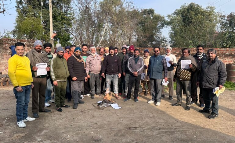 ਪਿੰਡ ਘੁਰਾਲਾ ਵਿਖੇ ਕਿਸਾਨਾਂ ਮਜ਼ਦੂਰਾਂ ਕੀਤੀ ਸਾਂਝੀ ਮੀਟਿੰਗ, 26 ਜਨਵਰੀ ਨੂੰ ਟਰੈਕਟਰ ਮਾਰਚ ਅਤੇ 12 ਫਰਵਰੀ ਨੂੰ ਦੇਸ਼ ਵਿਆਪੀ ਹੜਤਾਲ ਵਿੱਚ ਸ਼ਾਮਲ ਹੋਣ ਦਾ ਦਿੱਤਾ ਸੱਦਾ