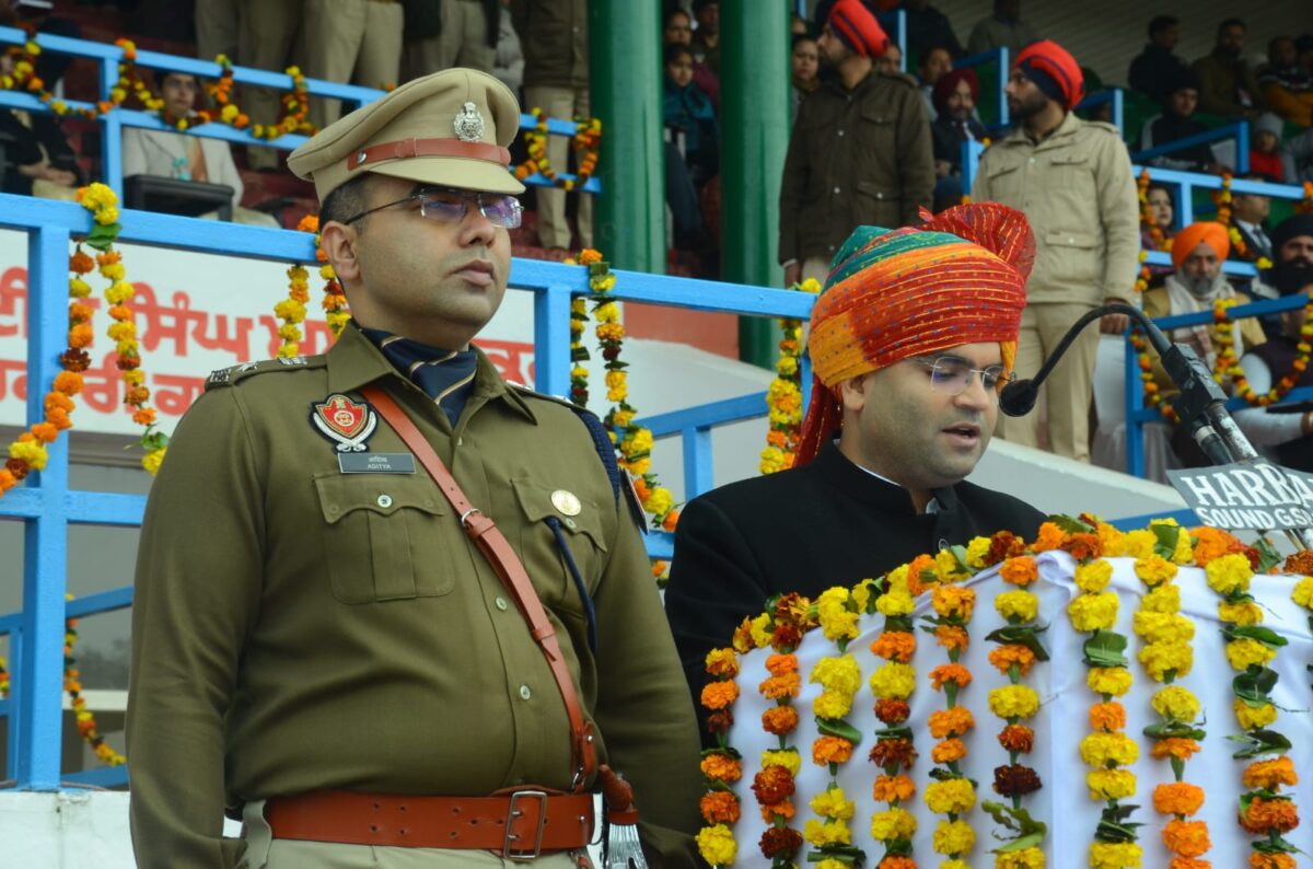 ਡਿਪਟੀ ਕਮਿਸ਼ਨਰ ਅਦਿੱਤਿਆ ਉਪਲ ਨੇ ਗੁਰਦਾਸਪੁਰ ਵਿਖੇ ਜ਼ਿਲ੍ਹਾ ਪੱਧਰੀ ਗਣਤੰਤਰ ਦਿਵਸ ਸਮਾਰੋਹ ਮੌਕੇ ਲਹਿਰਾਇਆ ਕੌਮੀ ਝੰਡਾ