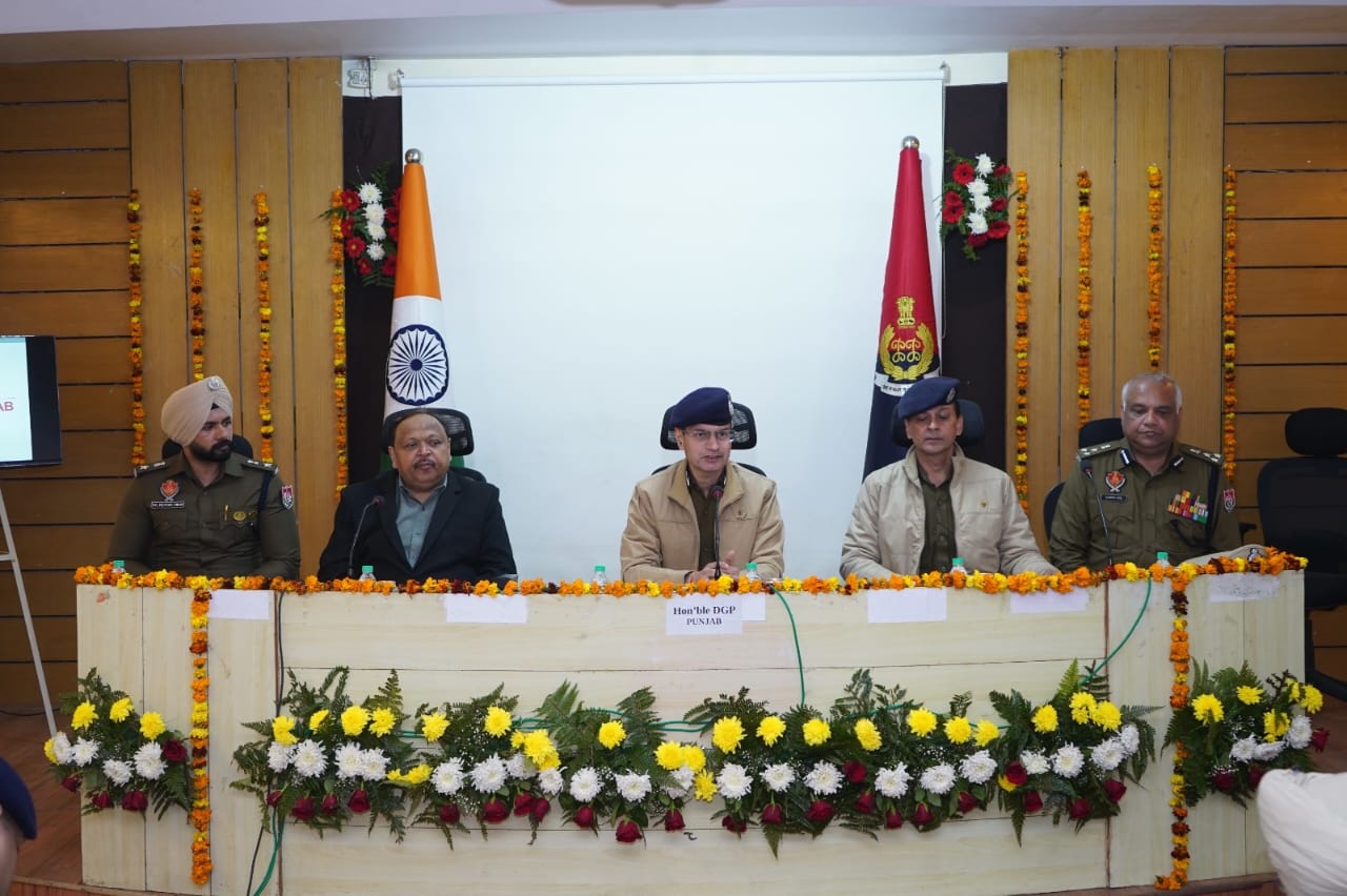 ਗੈਂਗਸਟਰਾਂ ‘ਤੇ ਵਾਰ: ਡੀਜੀਪੀ ਪੰਜਾਬ ਨੇ ਸਰਹੱਦੀ ਜ਼ਿਲ੍ਹਿਆਂ ਵਿੱਚ ਗੈਂਗਸਟਰਾਂ ਵਿਰੁੱਧ ਚੱਲ ਰਹੀਆਂ ਕਾਰਵਾਈਆਂ ਦੀ ਕੀਤੀ ਸਮੀਖਿਆ