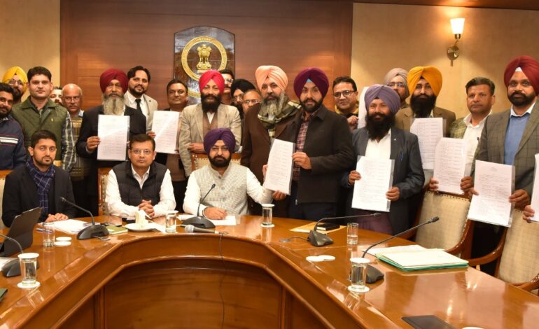 ਮਾਲ ਮੰਤਰੀ ਹਰਦੀਪ ਸਿੰਘ ਮੁੰਡੀਆਂ ਨੇ ਨਾਇਬ ਤਹਿਸੀਲਦਾਰਾਂ ਵਜੋਂ ਪਦਉੱਨਤ ਹੋਏ 16 ਅਧਿਕਾਰੀਆਂ ਨੂੰ ਸੌਂਪੇ ਤਰੱਕੀ ਪੱਤਰ