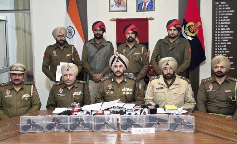 ਅੰਮ੍ਰਿਤਸਰ ਵਿੱਚ ਸਰਹੱਦ ਪਾਰੋਂ ਚੱਲ ਰਹੇ ਹਥਿਆਰ ਤਸਕਰੀ ਨੈੱਟਵਰਕ ਦੇ ਦੋ ਕਾਰਕੁਨ 7 ਪਿਸਤੌਲਾਂ ਸਮੇਤ ਕਾਬੂ