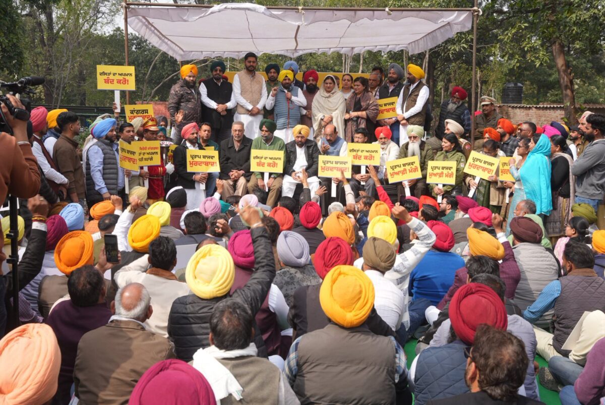 ਦਲਿਤਾਂ ਅਤੇ ਮਿਹਨਤਕਸ਼ਾਂ ਦਾ ਮਜ਼ਾਕ ਉਡਾਉਣ ‘ਤੇ ਕਾਂਗਰਸ ਖ਼ਿਲਾਫ਼ ਬੈਂਡ-ਵਾਜਿਆਂ ਨਾਲ ‘ਆਪ’ ਦਾ ਜ਼ੋਰਦਾਰ ਪ੍ਰਦਰਸ਼ਨ