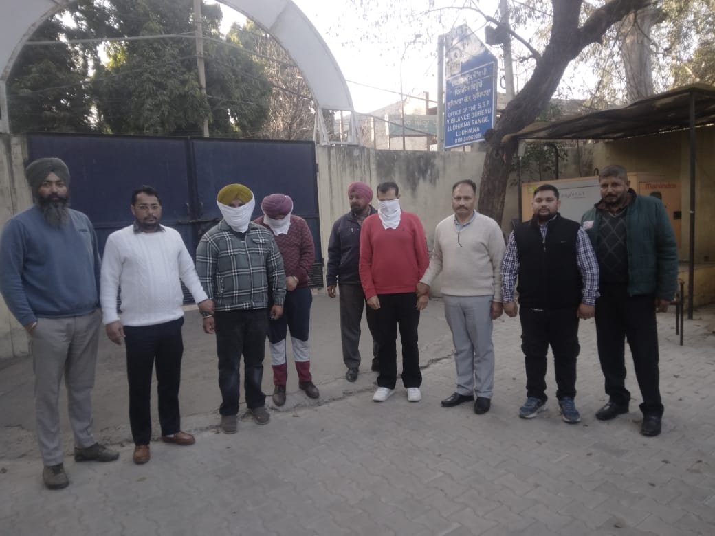 ਵਿਜੀਲੈਂਸ ਬਿਊਰੋ ਵੱਲੋਂ ਦੋ ਸੀਨੀਅਰ ਇੰਡਸਟਰੀਅਲ ਪ੍ਰਮੋਸ਼ਨਲ ਅਫ਼ਸਰ ਅਤੇ ਟਰੇਡ ਅਸਿਸਟੈਂਟ 30,000 ਰੁਪਏ ਰਿਸ਼ਵਤ ਲੈਂਦੇ ਰੰਗੇ ਹੱਥੀਂ ਕਾਬੂ