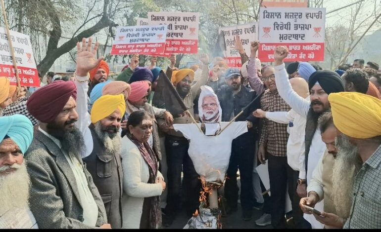 ਆਪ’ ਨੇ ਦੇਸ਼ ਭਗਤ ਯੂਨੀਵਰਸਿਟੀ ਦੇ ਬਾਹਰ ਹਰਿਆਣਾ ਦੇ ਸੀਐਮ ਨਾਇਬ ਸਿੰਘ ਸੈਣੀ ਦੇ ਖ਼ਿਲਾਫ਼ ਕੀਤਾ ਜ਼ੋਰਦਾਰ ਪ੍ਰਦਰਸ਼ਨ, ਪੀਐਮ ਮੋਦੀ ਦਾ ਫੂਕਿਆ ਪੁਤਲਾ