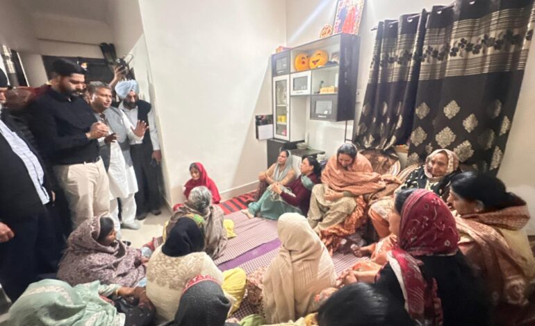 ਵਿਧਾਇਕ ਸ਼ੈਰੀ ਕਲਸੀ, ਹਲਕਾ ਇੰਚਾਰਜ ਸਮਸ਼ੇਰ ਸਿੰਘ ਅਤੇ ਰਮਨ ਬਹਿਲ ਨੇ ਸ਼ਹੀਦ ਏ.ਐੱਸ.ਆਈ ਗੁਰਨਾਮ ਸਿੰਘ ਦੇ ਪਰਿਵਾਰ ਨਾਲ ਦੁੱਖ ਸਾਂਝਾ ਕੀਤਾ