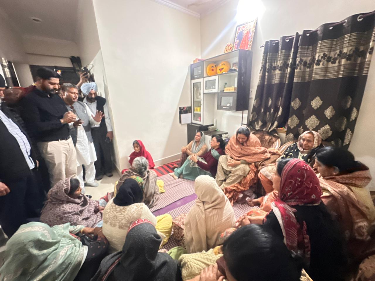 ਵਿਧਾਇਕ ਸ਼ੈਰੀ ਕਲਸੀ, ਹਲਕਾ ਇੰਚਾਰਜ ਸਮਸ਼ੇਰ ਸਿੰਘ ਅਤੇ ਰਮਨ ਬਹਿਲ ਨੇ ਸ਼ਹੀਦ ਏ.ਐੱਸ.ਆਈ ਗੁਰਨਾਮ ਸਿੰਘ ਦੇ ਪਰਿਵਾਰ ਨਾਲ ਦੁੱਖ ਸਾਂਝਾ ਕੀਤਾ