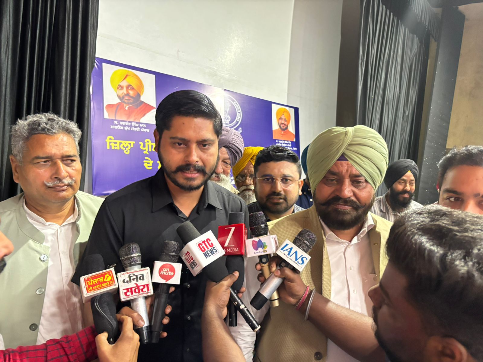 ਵਿਰੋਧੀ ਪਾਰਟੀਆਂ ਨੇ ਸ਼ਹੀਦ ਹੋਏ ਪੁਲਿਸ ਕਰਮਚਾਰੀਆਂ ਦੀ ਸ਼ਹਾਦਤ ‘ਤੇ ਕੀਤੀ ਹਲਕੀ ਰਾਜਨੀਤੀ – ਕਾਰਜਕਾਰੀ ਪ੍ਰਧਾਨ ਪੰਜਾਬ ਵਿਧਾਇਕ ਸ਼ੈਰੀ ਕਲਸੀ ਅਤੇ ਵਿਧਾਇਕ ਗੁਰਦੀਪ ਸਿੰਘ ਰੰਧਾਵਾ