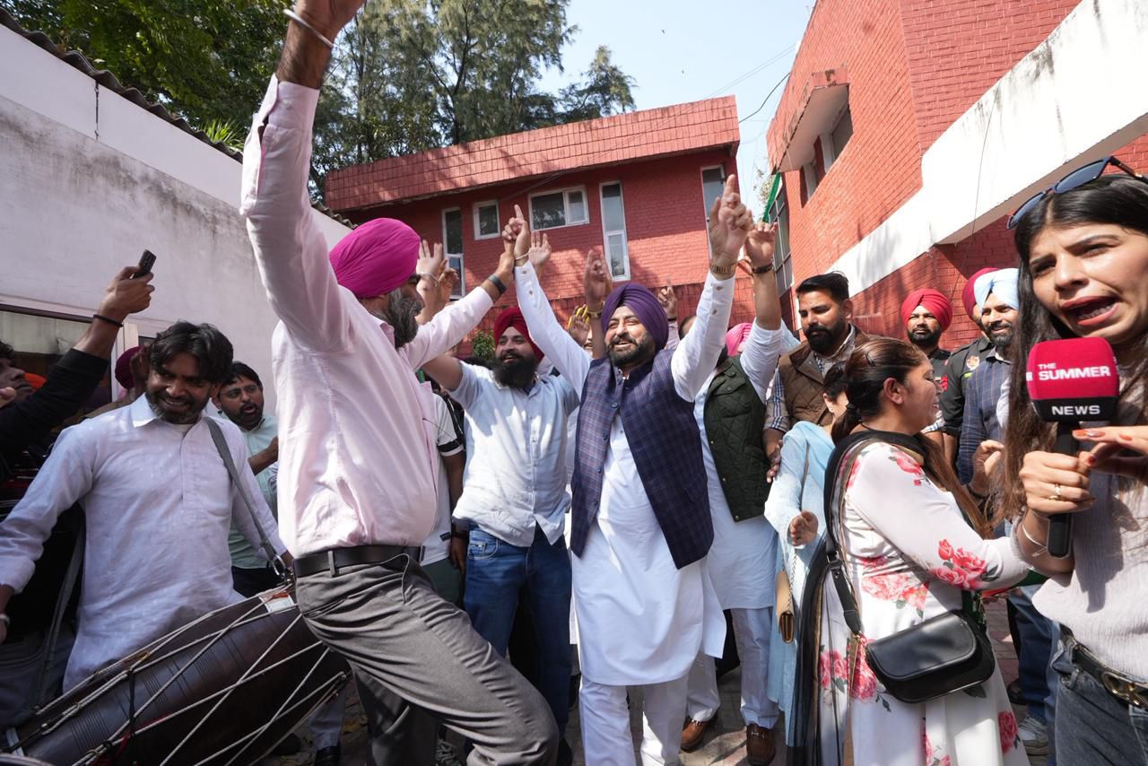 ਆਪ ਪੰਜਾਬ ਨੇ ਅਰਵਿੰਦ ਕੇਜਰੀਵਾਲ ਅਤੇ ਆਪ ਆਗੂਆਂ ਦੇ ਹੱਕ ਵਿੱਚ ਅਦਾਲਤ ਦੇ ਫੈਸਲੇ ਦਾ ਚੰਡੀਗੜ੍ਹ ਵਿੱਚ ਮਨਾਇਆ ਜਸ਼ਨ