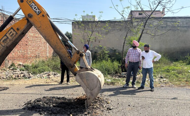 ਐਡਵੋਕੇਟ ਪਾਹੜਾ ਨੇ ਸ਼ਹਿਰ ਦੀ ਗੋਲਡਨ ਕਾਲਜ ਵਾਲੀ ਸੜਕ ਦਾ ਨਿਰਮਾਣ ਕਾਰਜ ਸ਼ੁਰੂ ਕਰਵਾਇਆ
