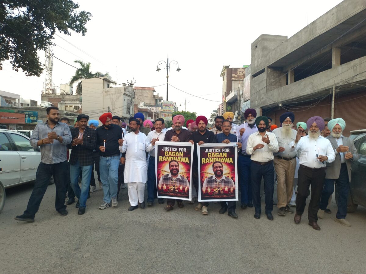 ਕਾਂਗਰਸੀਆਂ ਨੇ ਡੀਐੱਮ ਗਗਨਦੀਪ ਸਿੰਘ ਰੰਧਾਵਾ ਨੂੰ ਕੈਡਲ ਮਾਰਚ ਕੱਢ ਦਿੱਤੀ ਸ਼ਰਧਾਂਜਲੀ