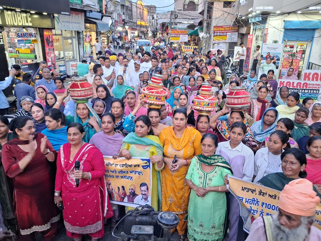 ਪੰਜਾਬ ਸਰਕਾਰ ਦੇ ਮਹਿਲਾ ਵਿੱਤੀ ਸਹਾਇਤਾ ਐਲਾਨ ਨਾਲ ਖੁਸ਼ੀ ਦੀ ਲਹਿਰ; ਪੰਜਾਬ ਭਰ ਵਿੱਚ ਔਰਤਾਂ ਨੇ ਜਾਗੋ ਕੱਢ ਕੇ ਮਨਾਈ ਖੁਸ਼ੀ