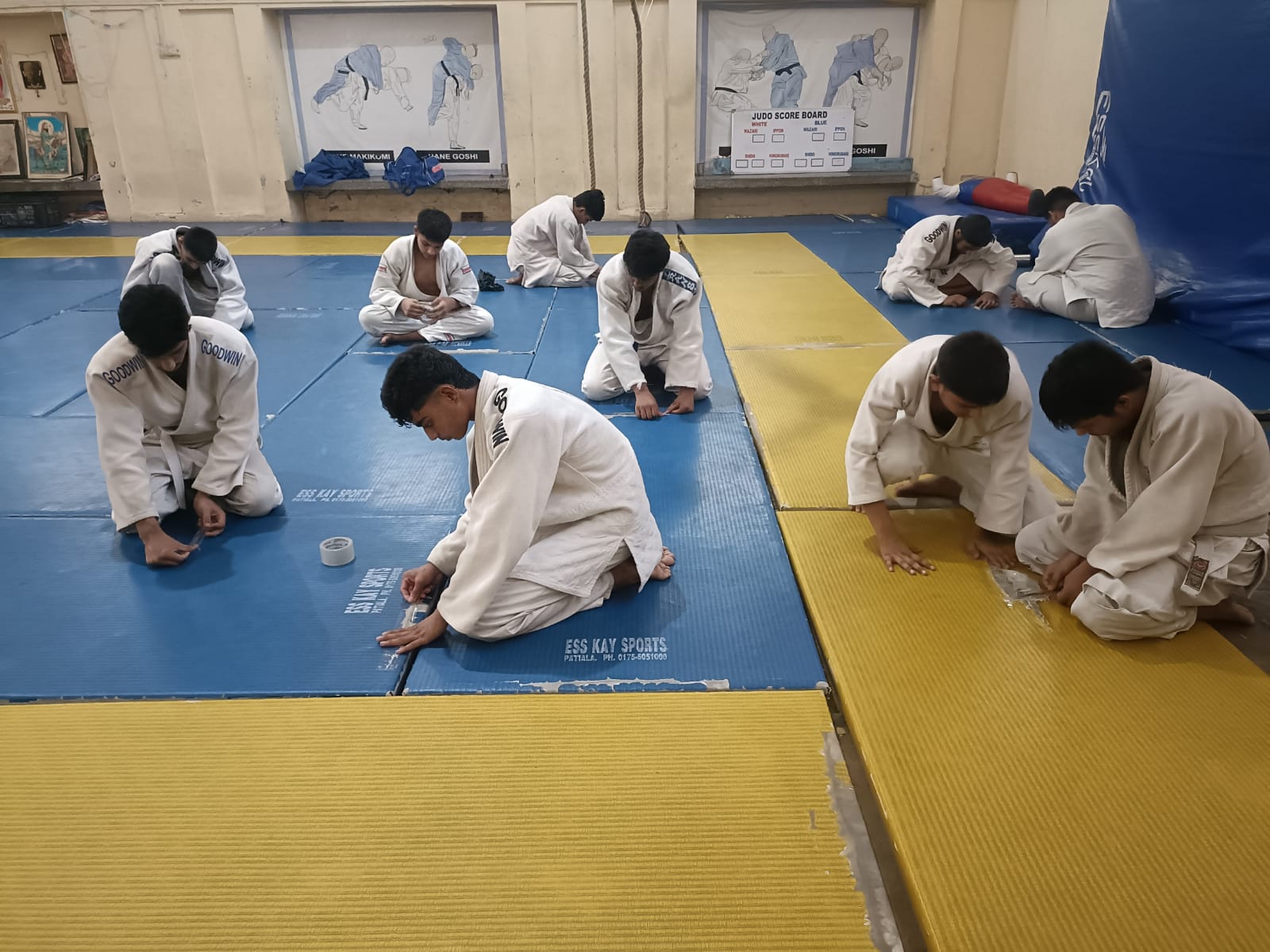 ਪਾਟੇ ਹੋਏ ਜੂਡੋ ਮੈਟ ਉਪਰ  ਟ੍ਰੇਨਿੰਗ ਕਰ ਕੇ ਚੈਂਪੀਅਨ ਬਣਨ ਦੇ ਸੁਪਨੇ ਪੂਰੇ ਕਰ ਰਹੇ ਹਨ ਗੁਰਦਾਸਪੁਰ ਦੇ ਖਿਡਾਰੀ