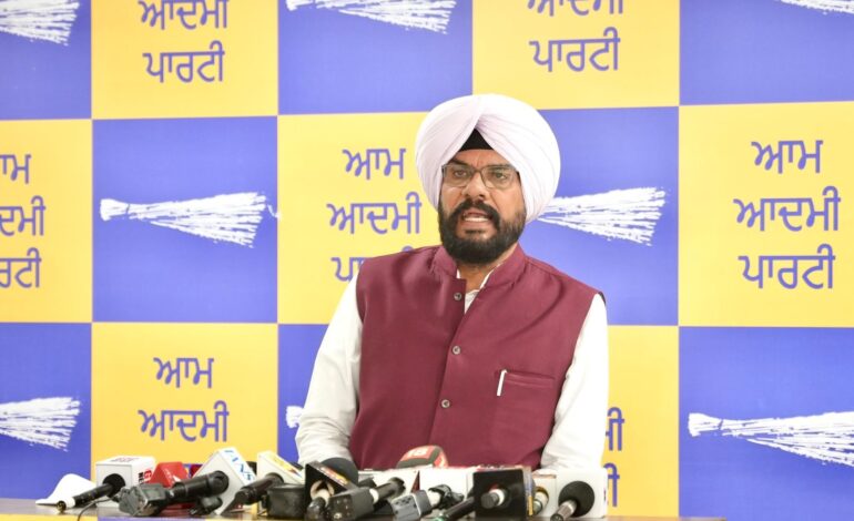 ਕੁਲਦੀਪ ਧਾਲੀਵਾਲ ਦਾ ਸੁਖਬੀਰ ਬਾਦਲ ‘ਤੇ ਤਿੱਖਾ ਹਮਲਾ, ਕਿਹਾ- ਗੈਂਗਸਟਰ ਭਜਾਉਣ ਦੀਆਂ ਗੱਲਾਂ ਕਰਨ ਵਾਲੇ ਖੁਦ ‘ਗੈਂਗਸਟਰ ਲਿਆਓ ਮੁਹਿੰਮ’ ਚਲਾ ਰਹੇ ਹਨ