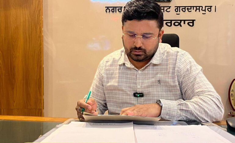 ਗੁਰਦਾਸਪੁਰ ਵਾਸੀਆਂ ਨੂੰ ਟ੍ਰੈਫਿਕ ਜਾਮ ਤੋਂ ਮਿਲੇਗੀ ਰਾਹਤ, ਸ਼ਹਿਰ ਦੇ ਮੁੱਖ ਚੌਕਾਂ ਵਿੱਚ ਲੱਗਣਗੀਆਂ ਨਵੀਆਂ ਟ੍ਰੈਫਿਕ ਲਾਈਟਾਂ- ਚੇਅਰਮੈਨ ਰਾਜੀਵ ਸ਼ਰਮਾ