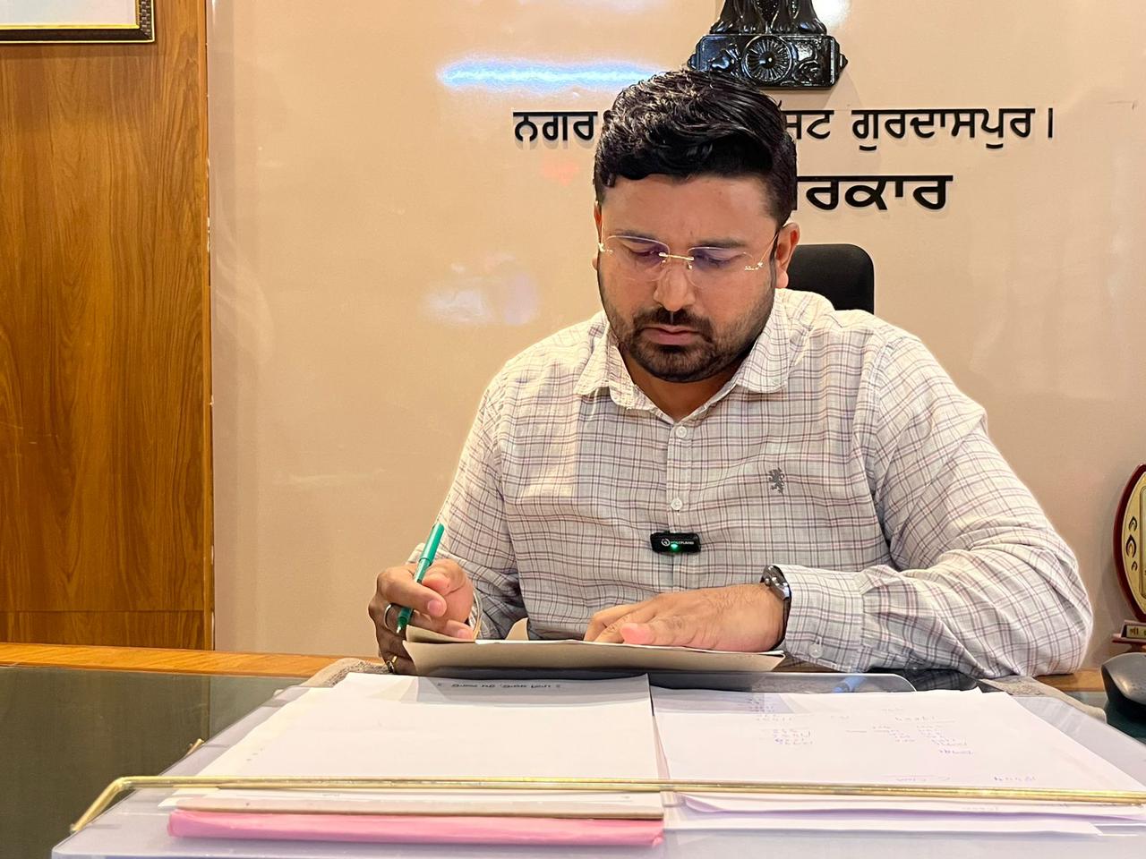 ਗੁਰਦਾਸਪੁਰ ਵਾਸੀਆਂ ਨੂੰ ਟ੍ਰੈਫਿਕ ਜਾਮ ਤੋਂ ਮਿਲੇਗੀ ਰਾਹਤ, ਸ਼ਹਿਰ ਦੇ ਮੁੱਖ ਚੌਕਾਂ ਵਿੱਚ ਲੱਗਣਗੀਆਂ ਨਵੀਆਂ ਟ੍ਰੈਫਿਕ ਲਾਈਟਾਂ- ਚੇਅਰਮੈਨ ਰਾਜੀਵ ਸ਼ਰਮਾ